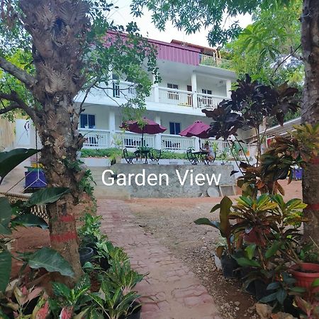 Ani Marie Guest House Coron Bagian luar foto